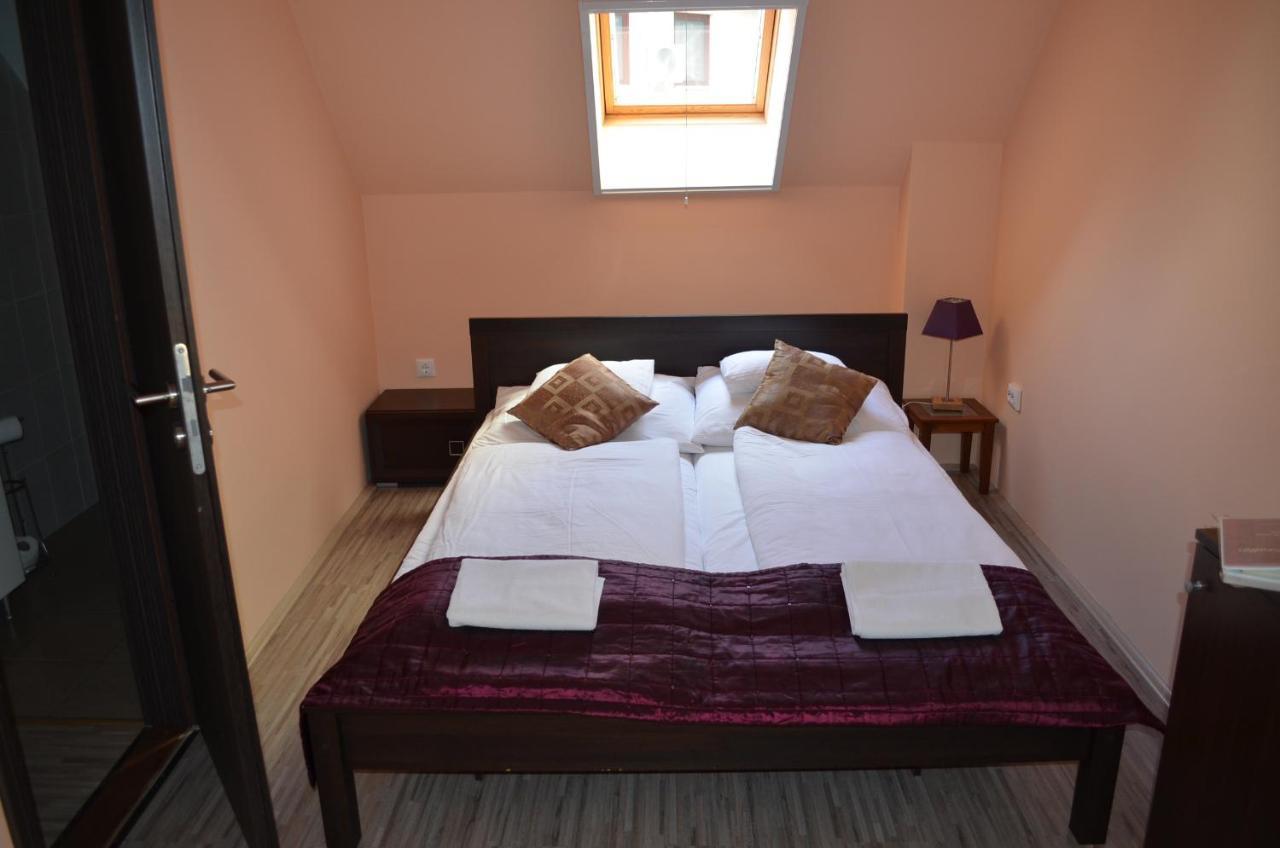 Holdfenyszallas Bed & Breakfast แซแก็ด ภายนอก รูปภาพ